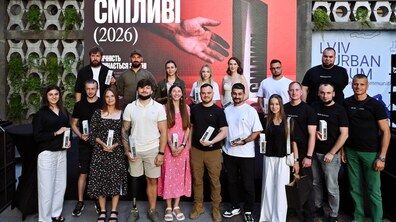 Переможці міської премії «Сміливі 2026». Учасники церемонії стоять групою у внутрішньому дворику Ратуші, тримаючи нагороди. Позаду — великий банер премії з написом «Сміливі (2026)».