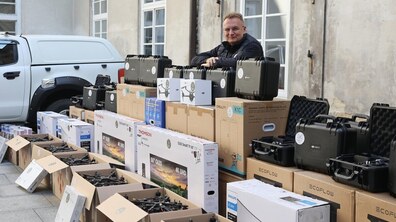 На фото мер міста Андрій Садовий та передана військовослужбовцям техніка