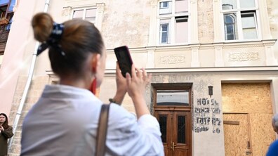 На фото жінка фотографує одну із старовинних будівель Львова в межах Днів європейської спадщини