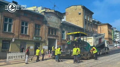 Фото: Реконструкція вул. Шевченка: на останній ділянці проїжджої частини постелили верхній шар асфальту