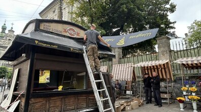 Фото: У центрі Львова демонтовують ще два кіоски, які заважали руху пішоходів
