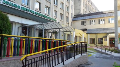 Фото: В міській дитячій лікарні Львова оновили ігровий майданчик та заїзд для маломобільних пацієнтів