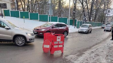 Фото: Вночі на вул. Гуцульській ліквідовували аварійний порив на водогоні: вулицю тимчасово перекрили для руху транспорту