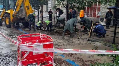 Фото: На вул. Словацького, 14 порив на водопровідній мережі: на місці працюють ремонтні бригади, дорогу перекриють для руху транспорту