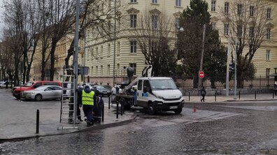 Фото: У Львові на перехресті вулиць Листопадового Чину – Університетська старі лампові світлофори міняють на світлодіодні