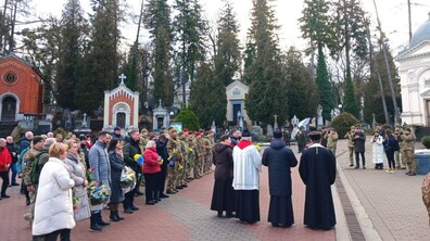 представники влади, духовенства та військові вшановують пам’ять учасників бою під Крутами. Фото з архіву.