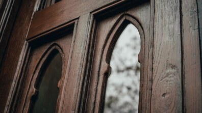 Фото: У Львові біля парку культури відновили дубову браму