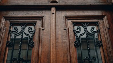 Фото: У будинку біля Винниківського ринку відреставрували історичні двері