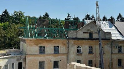 Фото: У Львові відновлюють будинки на вулиці Стрийській, які зруйнували російські ракети: на одному вже облаштовують дах