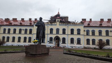 Фото: Територію перед корпусом університету природокористування у Дублянах прибрали від уламків після ракетного обстрілу