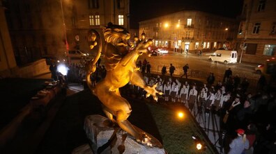 Фото: У Львові відбулася Стрілецька ватра на площі біля скульптурної композиції українським бійцям Листопадового чину