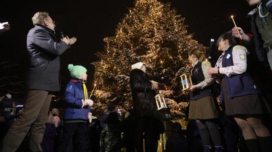 Фото: У Львові засвітили центральну міську ялинку, а також передали громаді міста Вифлеємський вогонь миру