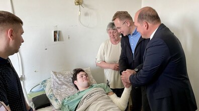 Фото: Мер Брюсселя відвідав міську лікарню у Львові, де лікують важкопоранених українців