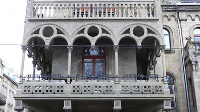 Фото: Відреставровано наріжний балкон у будинку на вул. Генерала Чупринки, 50−52: з міського бюджету на роботи виділено більше 1,5 млн грн