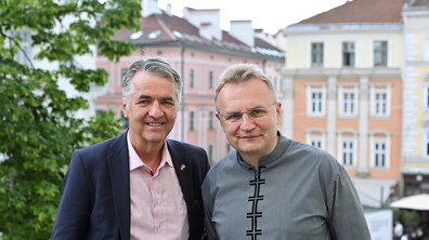 Мер міста Андрій Садовий з ексмером Берна позують для фото