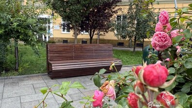 Фото: На площі Митній оновили 18 дерев’яних лавок