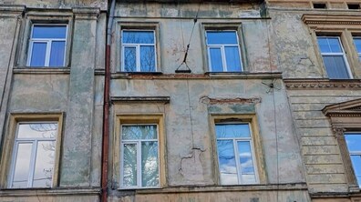 Фото: На пл. Данила Галицького, 14 від фасаду відпала частина тиньку: ймовірна причина - різкий перепад температур