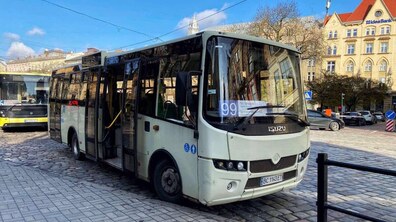 Автобус №99 у центрі міста