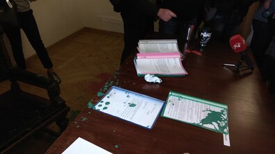 Фото: Активісти зірвали засідання виконавчого комітету ЛМР