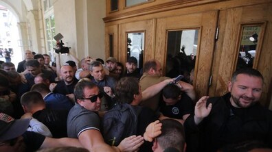 Фото: Невідомі особи виламали двері до міської ратуші та ввірвались всередину