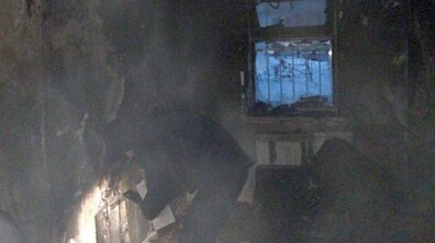 чоловік оглядає пошкодження квартири після пожежі