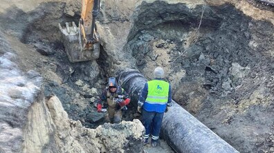 Фото: Водопостачання відновлять сьогодні: на вул. Городоцькій вже замінили 52 м аварійного водопроводу
