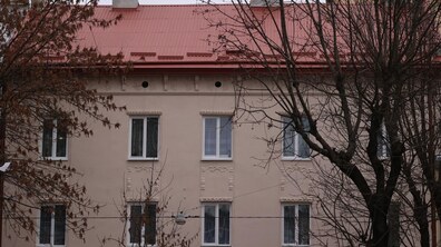 будинок у Залізничному районі, в якому відновили пошкоджений дах після обстрілу