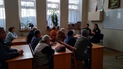 Фото: Львівські патрульні навчали літніх дідусів та бабусь, як протидіяти шахраям