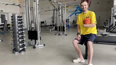 Фото: В центрі НЕЗЛАМНІ допомагають здійснити мрію 32-річного захисника – зіграти у баскетбол протезованою рукою