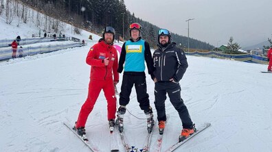 На лижній трасі стоять ветеран Микола Шот (на протезах), інструктор Bukovel Ski School Олександр Чепурний (ліворуч) та шеф-інструктор Bukovel Ski School Михайло Бойчук (праворуч)