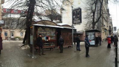 Фото: На трамвайній зупинці по вул. Дорошенка облаштують громадський простір