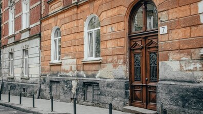 Фото: У будинку на вул. Смольського, 7 відреставрували історичну браму