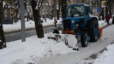 Фото: Зранку в місті працювало 29 одиниць снігоприбиральної техніки, для посипання вулиць використано 70 м3 піскосуміші