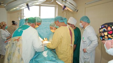 Фото: Відомий пластичний хірург з Німеччини впродовж чотирьох днів консультуватиме й оперуватиме дітей у Львові