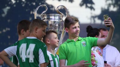Фото: У сквері «На Валах» виставили футбольні трофеї Ліги чемпіонів УЄФА