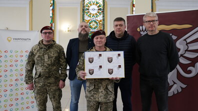 Військовослужбовці, представники міста та Укрпошти після погашення поштової марки