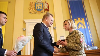 Фото: Військовослужбовці 80-ї бригади отримали ювілейні монети ім. Короля Данила Галицького