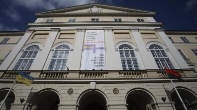 Фото: На фасаді Ратуші вивісили банер на підтримку українських військових моряків, які перебувають в російському полоні