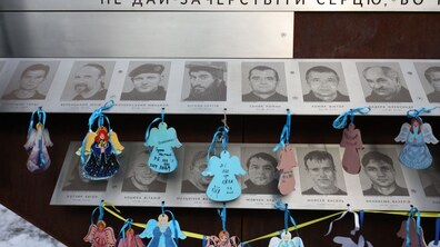 Меморіальний стенд, у верхній частині є напис: «НЕ ДАЙ ЗАЧЕРСТВІТИ СЕРЦЮ, БО…», а під написом розміщені чорно-білі портрети Героїв Небесної Сотні. Біля них прикріплені на стрічках декоративні паперові ангелики різних кольорів (блакитні, рожеві, жовті тощо)