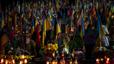 запалені лампадки на могилах полеглих Захисників та Захисниць на Личаківському цвинтарі