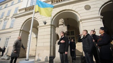 Фото: Біля ратуші підняли прапор Майдану, у пам’ять про Героїв Небесної Сотні
