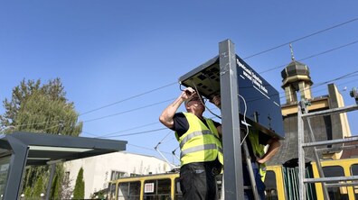 Фото: На зупинці біля Приміського вокзалу запрацювало електронне табло