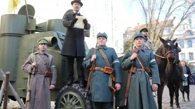 Фото: На площі Ринок зачитали відозву про проголошення ЗУНР до 101-ї річниці Листопадового чину