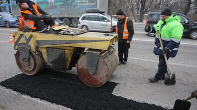 Фото: У всіх районах міста проводять робити з ліквідації ям на дорогах з використанням холодного асфальту