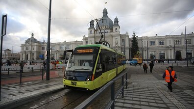 Фото: «Сьогодні відбувся тестовий проїзд», — А. Садовий про ремонт пл. Двірцевої і відновлення руху трамваїв