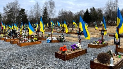 Кладовище, де поховані військові. Над могилами майорять синьо-жовті прапори, а самі могили охайно впорядковані та прикрашені квітами, свічками і фотографіями полеглих.