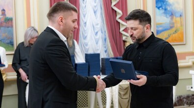 Президент України Володимир Зеленський тисне руку і вручає нагороду Олегу Самчуку – генеральному директору Першого медобʼєднання Львова.