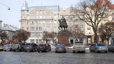 Фото: У Львові закликають водіїв не паркувати автомобілі у не відведених для цього місцях