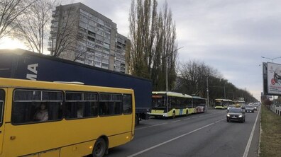 Фото: У Львові поламана вантажівка на годину заблокувала рух трьох тролейбусних маршрутів