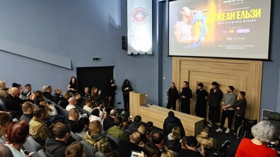 Учасники гурту та пацієнти центру UNBROKEN під час показу фільму «Океан Ельзи: Спостереження Шторму»